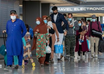 Un grupo de refugiados afganos llega a Estados Unidos el martes, 14 de septiembre. | Foto: Gemunu Amarasinghe / AP