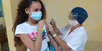Una adolescente cubana recibe vacuna contra la COVID-19 en Artemisa. Foto: ACN / Archivo.
