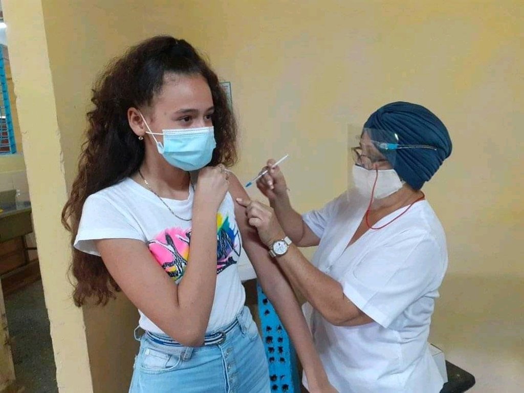 Una adolescente cubana recibe vacuna contra la COVID-19 en Artemisa. Foto: ACN / Archivo.