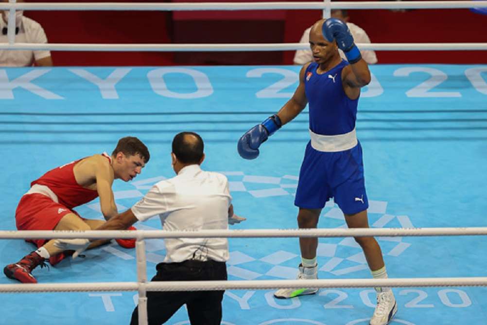 El boxeador cubano Roniel Iglesias (d), durante los Juegos Olímpicos de Tokio. Foto: Roberto Morejón / Jit / Archivo.