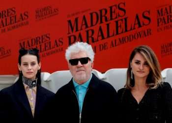 El director de cine español Pedro Almodóvar (c) posa con las actrices Penélope Cruz (d) y Milena Smit (i) durante la presentación de 'Madres paralelas' en el Hotel Ritz de Madrid. Foto: Emilio Naranjo / EFE.