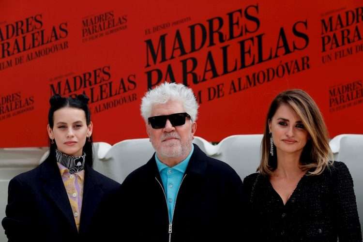 El director de cine español Pedro Almodóvar (c) posa con las actrices Penélope Cruz (d) y Milena Smit (i) durante la presentación de 'Madres paralelas' en el Hotel Ritz de Madrid. Foto: Emilio Naranjo / EFE.