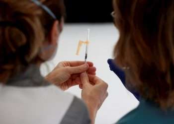 Dos enfermeras observan una dosis de vacuna contra la COVID-19. Foto: Jesús Diges / EFE / Archivo.
