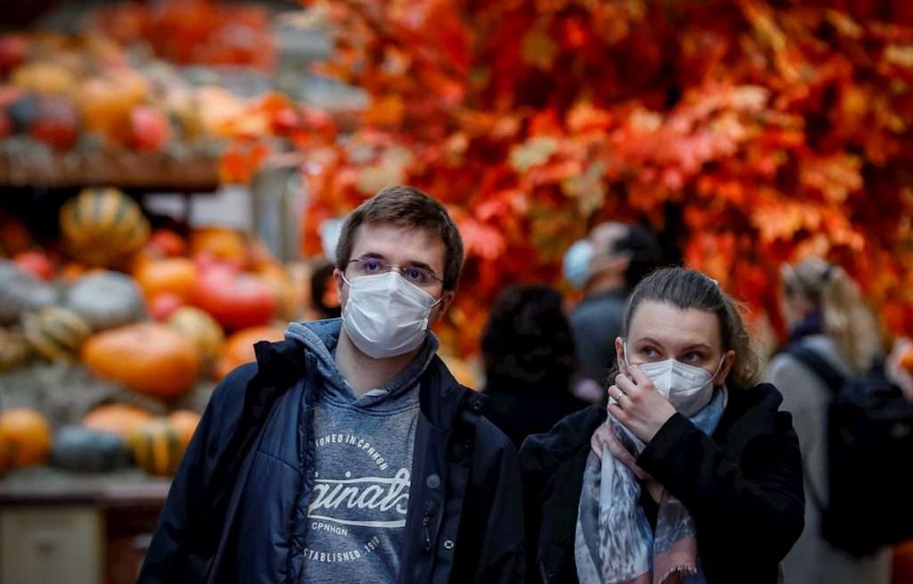 Personas usan mascarillas como protección ante el coronavirus en Rusia. Foto: Yuri Kochetkov / EFE.