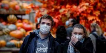 Personas usan mascarillas como protección ante el coronavirus en Rusia. Foto: Yuri Kochetkov / EFE.