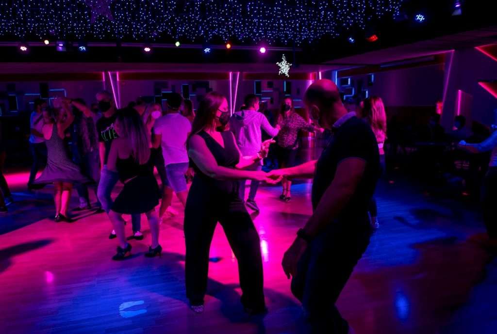 Varias personas bailan en una discoteca de Palma de Mallorca, en las Islas Baleares, tras la reapertura de estas instalaciones en España. Foto: Atienza / EFE.