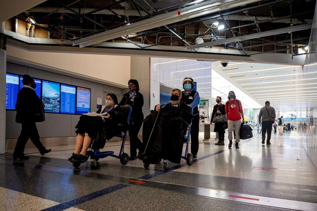 Pasajeros que llegan al Aeropuerto Internacional de Los Ángeles, en EE.UU. Foto: Etienne Laurent / EFE / Archivo.