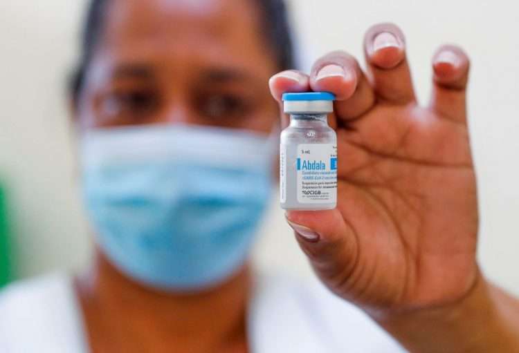 Eine Krankenschwester zeigt eine Flasche mit Abdala-Impfstoff | Bildquelle: https://oncubanews.com/mundo/america-latina/vacuna-abdala-disponible-en-san-vicente-y-las-granadinas/ © Yander Zamora / EFE / Archivo | Bilder sind in der Regel urheberrechtlich geschützt