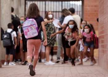 Varios alumnos en una escuela en Barcelona, España, en el primer día del curso escolar 2021-22. Foto: Quique García / EFE.