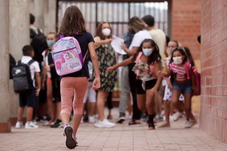 Varios alumnos en una escuela en Barcelona, España, en el primer día del curso escolar 2021-22. Foto: Quique García / EFE.
