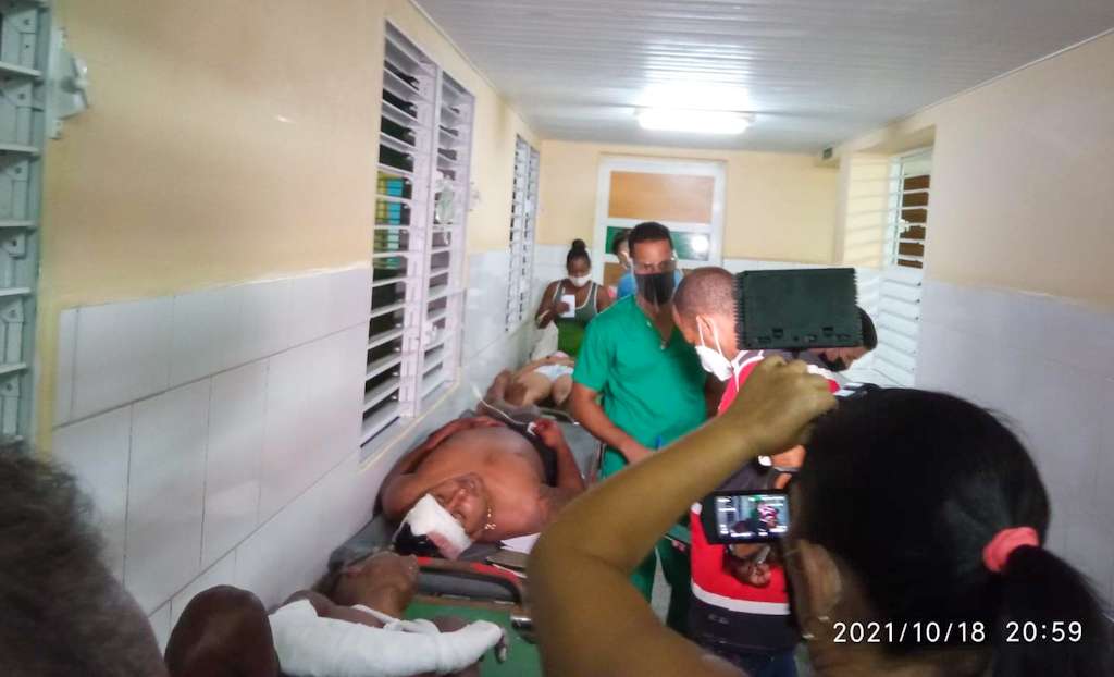 Los lesionados permanecen bajo observación en el hospital de Baracoa. Foto: Primada Visión/Facebook.