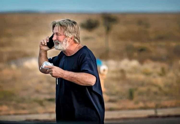 El actor Alec Baldwin habla por teléfono tras el accidente en el local de filmación de la cinta "Rust", que provocó la muerte a la directora de fotografía Halyna Hutchins. Foto: Jim Weber / The New Mexican.