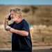 El actor Alec Baldwin habla por teléfono tras el accidente en el local de filmación de la cinta "Rust", que provocó la muerte a la directora de fotografía Halyna Hutchins. Foto: Jim Weber / The New Mexican.