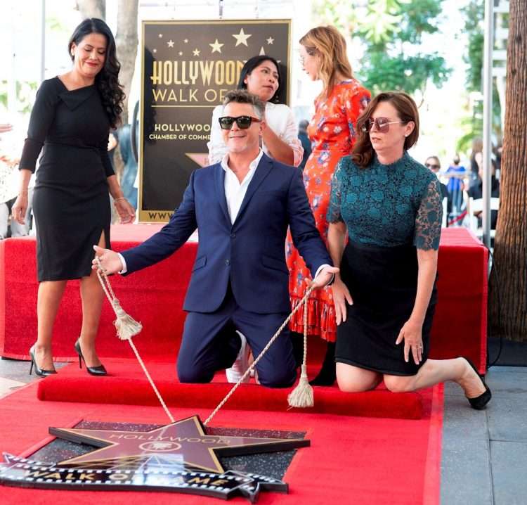 Alejandro Sanz desvela su estrella acompañado por la presidenta de la Junta Directiva de la Cámara de Comercio de Hollywood Nicole Mihalka (d), su vicepresidenta Lupita Sánchez-Cornejo (i), la actriz mexicana Yalitza Aparicio (atrás-i), y la directora ejecutiva de Universal Music Publishing Group, Jody Gerson (atrás-d). Foto: Armando Arorizo/Efe.