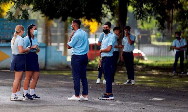 Estudiantes vuelven a los centros educativos para asistir a clase presenciales hoy, en La Habana (Cuba). Foto: EFE/ Ernesto Mastrascusa.