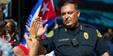 El ya exjefe de policía de Miami, Art Acevedo, participa en una manifestación de exiliados. Foto: Cortesía del Miami Herald.