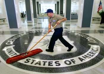 Un empleado de limpieza en el lobby de la CIA. | Foto: AP