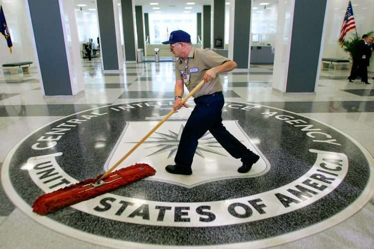 Un empleado de limpieza en el lobby de la CIA. | Foto: AP