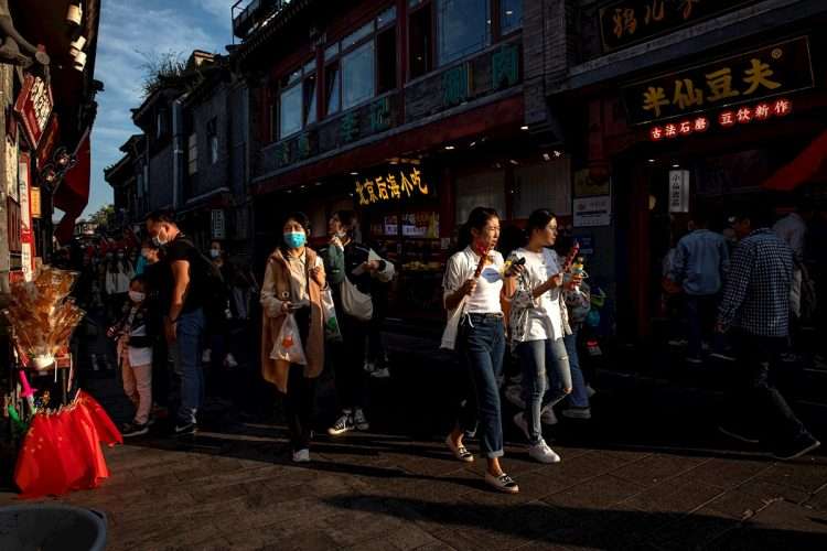 Personas caminando por las tiendas de la zona de Shichahai, en Pekín, China. Foto: Roman Pilipey / EFE.