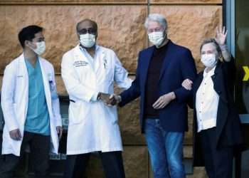Bill y Hillary Clinton a la salida del hospital en LA. Foto: The New York Post.