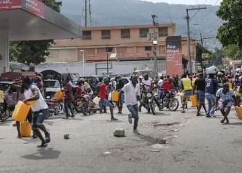La policía dispara al aire para dispersar a una multitud que amenaza con incendiar una gasolinera en Puerto Príncipe, Haití, el sábado 23 de octubre de 2021.  Foto: AP.