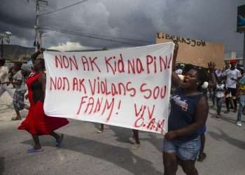 Decenas de haitianos salieron a la calle este jueves protestando por la inseguridad pública. | Foto: AP / Joseph Odelyn
