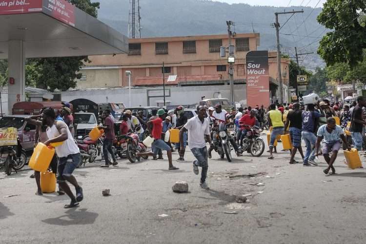 La policía dispara al aire para dispersar a una multitud que amenaza con incendiar una gasolinera en Puerto Príncipe, Haití, el sábado 23 de octubre de 2021.  Foto: AP.