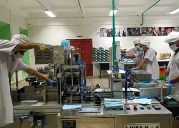 Fábrica de mascarillas desechables en Matanzas. Foto: Periódico Girón/Facebook.