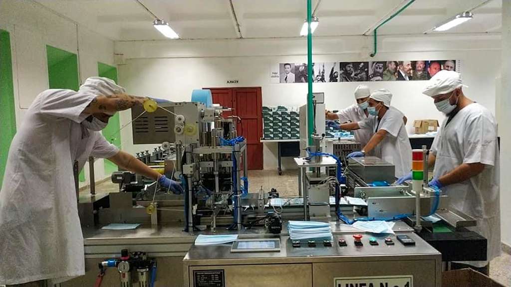 Fábrica de mascarillas desechables en Matanzas. Foto: Periódico Girón/Facebook.