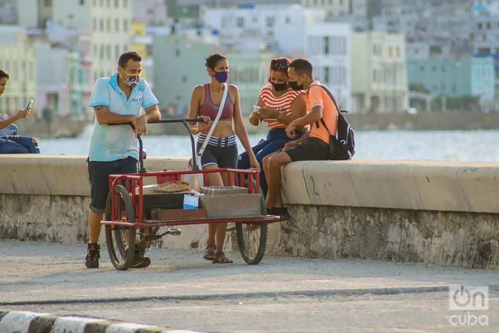 Personas en el malecón de La Habana, tras el inicio de la desescalada en la ciudad. Foto: Otmaro Rodríguez.