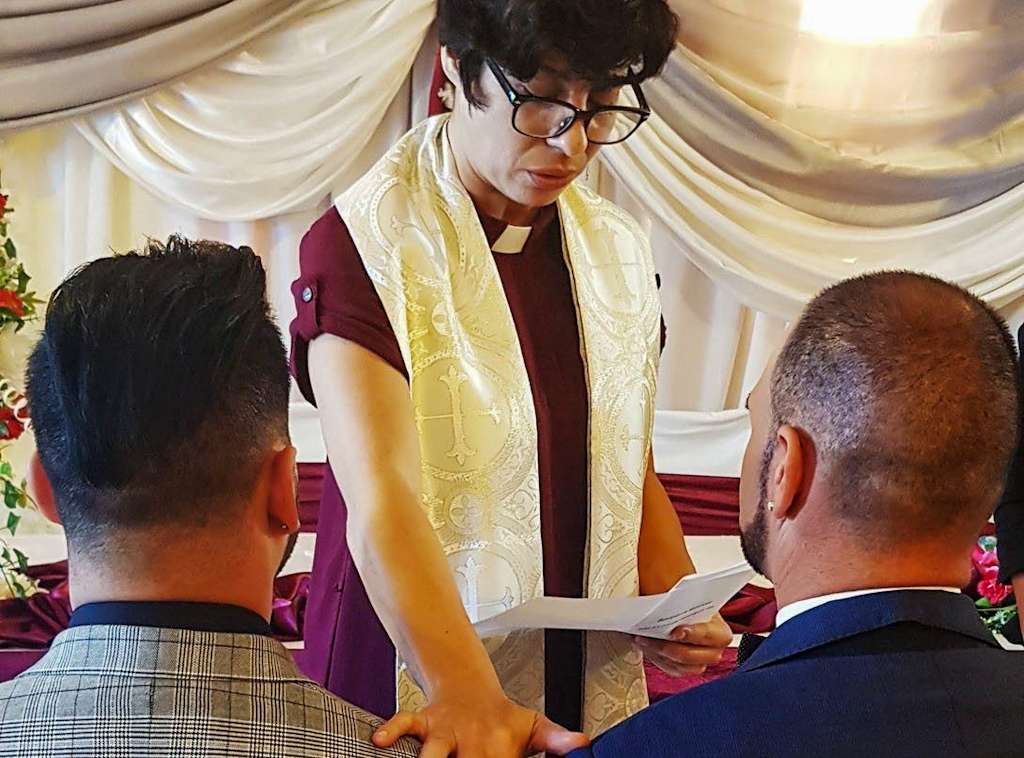 La pastora Elaine Saralegui Caraballo oficia un boda entre dos personas del sexo masculino en la sede de la Iglesia de la Comunidad Metropolitana, en Matanzas. Foto: Tomada del blog Q de Cuir / Archivo.