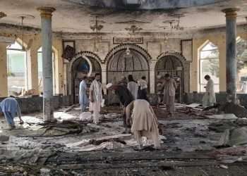 Daños en el interior de una mezquita tras un atentado suicida en Kunduz, provincia del norte de Afganistán, el viernes 8 de octubre de 2021. Foto: Abdullah Sahil/AP.