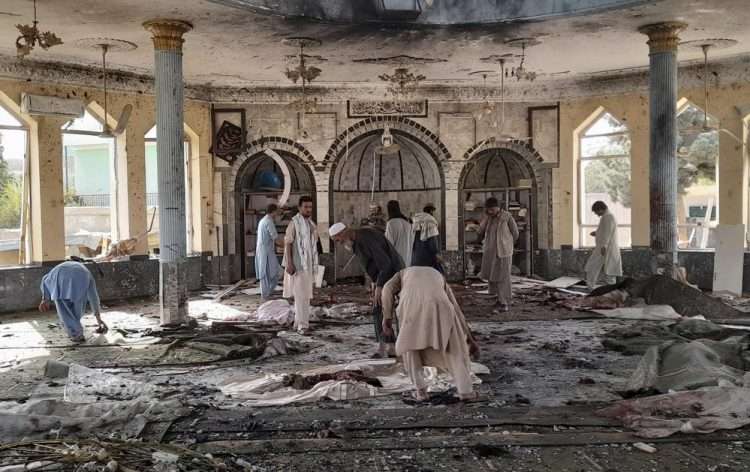 Daños en el interior de una mezquita tras un atentado suicida en Kunduz, provincia del norte de Afganistán, el viernes 8 de octubre de 2021. Foto: Abdullah Sahil/AP.