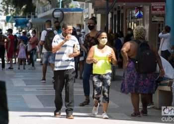Personas en una calle en La Habana. Foto: Otmaro Rodríguez.