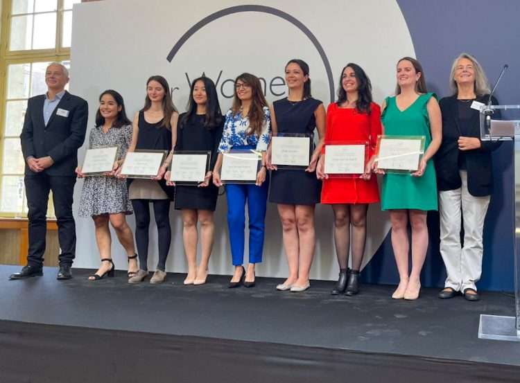 La cubana Gladys Gutiérrez-Bugallo, tercera de derecha a izquierda, durante el acto de premiación de la Unesco a jóvenes científicas del mundo. Foto: @4womeninscience / Twitter.