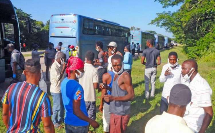 Un grupo de migrantes haitianos varados en Cuba espera para abordar los ómnibus que les trasladarán al puerto de Santiago de Cuba, para retornar a su país. Foto; granma.cu