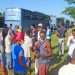 Un grupo de migrantes haitianos varados en Cuba espera para abordar los ómnibus que les trasladarán al puerto de Santiago de Cuba, para retornar a su país. Foto; granma.cu