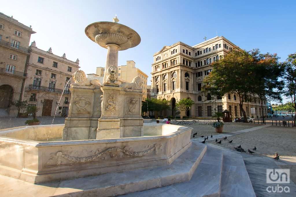 La Plaza de San Francisco de Asís, en La Habana, con la Fuente de los Leones, obra del artista italiano Giuseppe Gaggini, en primer plano. Foto: Otmaro Rodríguez.