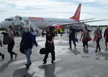 Con unos 160 viajeros la aerolínea canadiense Sunwing retomó sus vualos a Varadero. Foto: Radio Taíno.