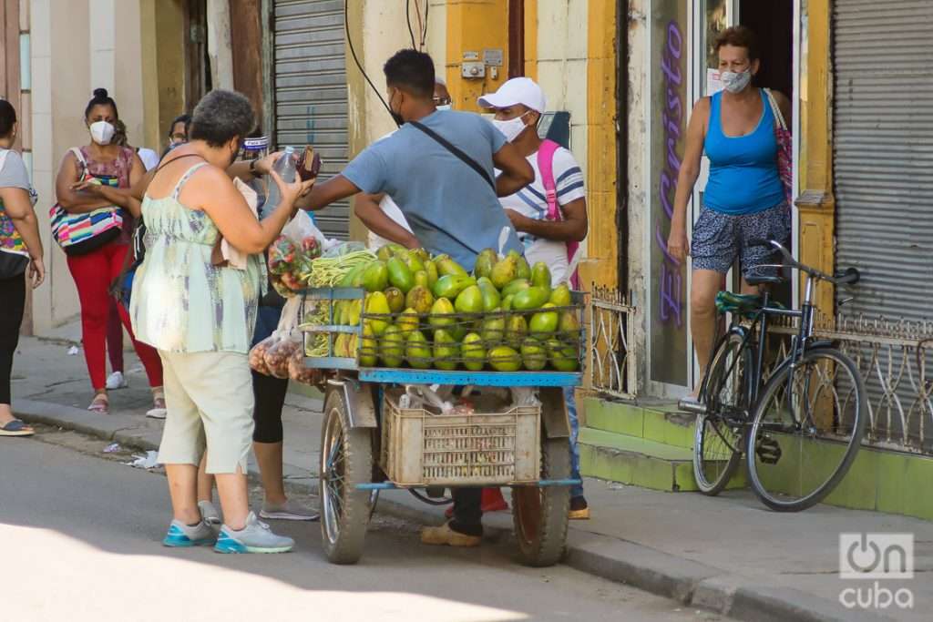 Vendedor ambulante de productos agrícolas (carretillero) en La Habana, Cuba. Foto: Otmaro Rodríguez.