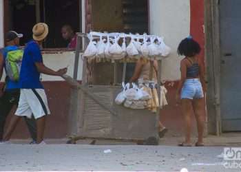 Vendedor particular de pan y galletas en La Habana, Cuba. Foto: Otmaro Rodríguez.
