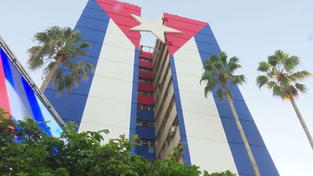 Mural de la bandera cubana inaugurado en un edificio de Matanzas. Foto: TV Yumurí.