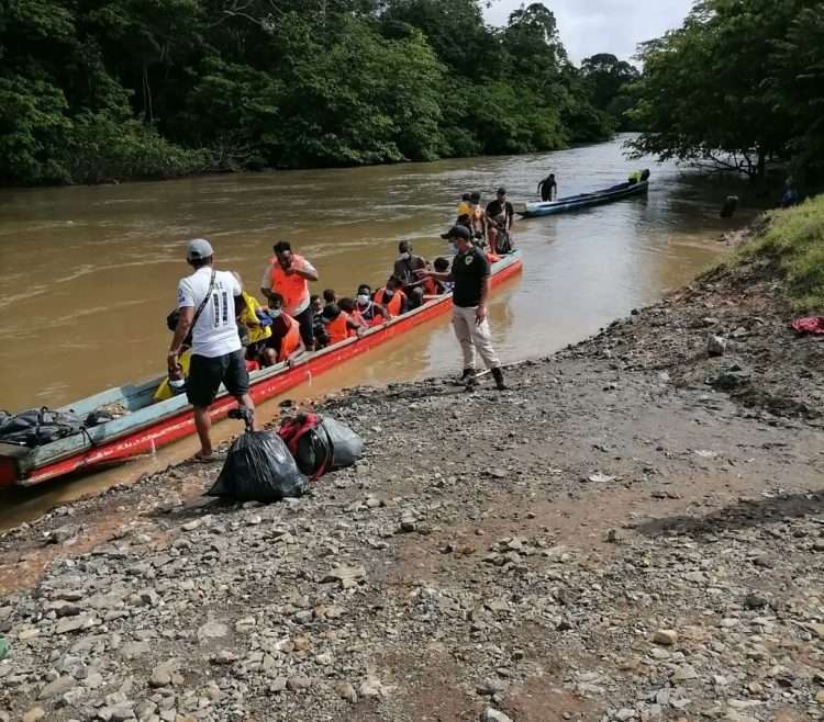 Además de los haitianos y los cubanos, la nota subraya el incremento de venezolanos (1500), aunque la lista se compone también por naturales de países lejanos como Bangladesh, Senegal, Ghana, Uzbekistán, India y Nepal.  Foto: twitter.com/migracionpanama