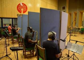 Músicos durante la grabación del disco Los Herederos. Foto: Facebook.com/ENAMusicaCuba