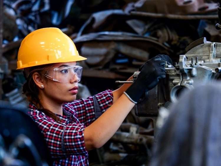 Una trabajadora estadounidense trabaja en una fábrica automotriz. |  Workforce.com