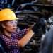 Una trabajadora estadounidense trabaja en una fábrica automotriz. |  Workforce.com