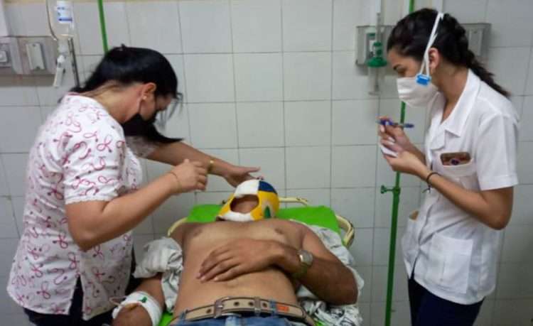 Los lesionados reciben atención médica en el Hospital Camilo Cienfuegos de Sancti Spíritus. Foto: Escambray/Yoan Pérez.