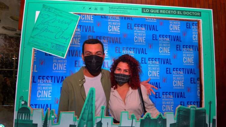 Jóvenes asisten a la primera parte del 42 Festival de Cine de La Habana en diciembre de 2020. Foto: habanafilmfestival.com