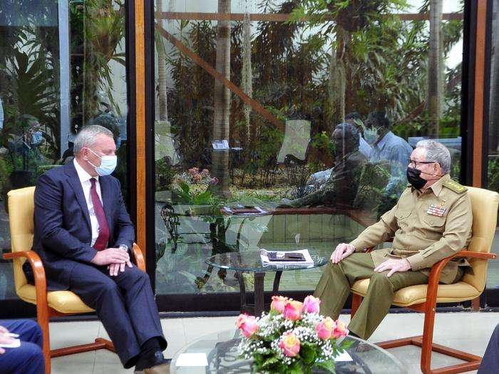 El expresidente cubano, Raúl Castro (d), durante un encuentro en La Habana con el vicepresidente de Rusia, Yuri Borisov (i), el 13 de octubre de 2021. Foto: Estudios Revolución / Granma.