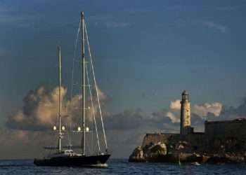 El velero Fidelis llega a la bahía habanera. Foto: PL.